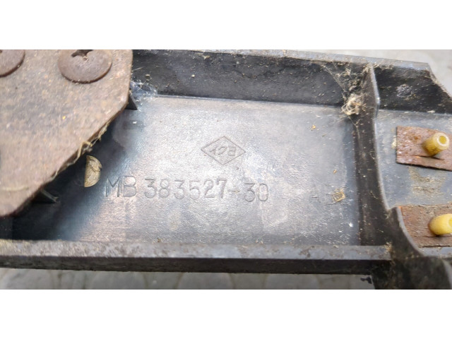 Решетка радиатора  Mitsubishi Pajero 1982-1991          MB383527