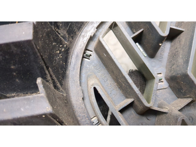 Решетка радиатора  Volkswagen Polo 2001-2005          6Q0853651C