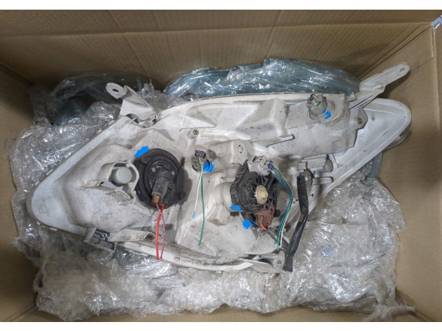 Фара передняя  Toyota Corolla Verso 2002-2004 правая 