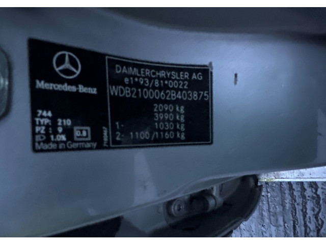 Решетка радиатора  Mercedes E W210 1995-2002           2.2 