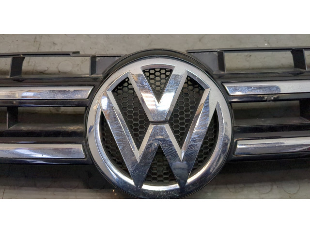 Решетка радиатора  Volkswagen Touareg 2010-2014          
