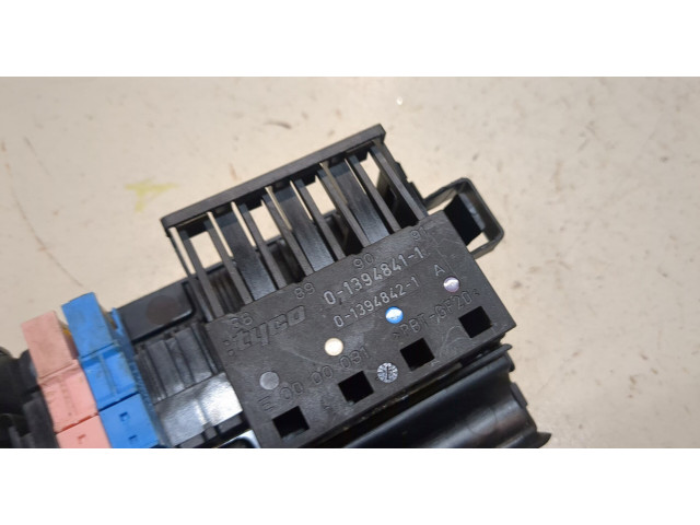 Блок предохранителей  Mercedes E W211 2002-2009      013948411     3.2
