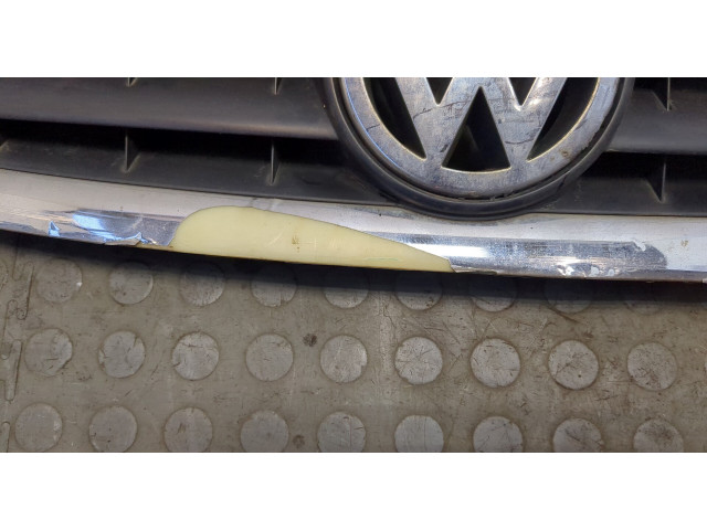 Решетка радиатора  Volkswagen Touran 2003-2006           