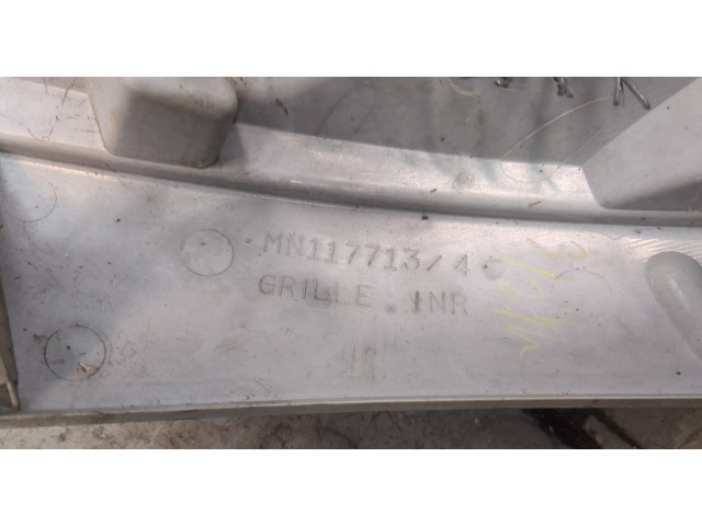 Решетка радиатора  Mitsubishi Pajero / Montero 2000-2006          