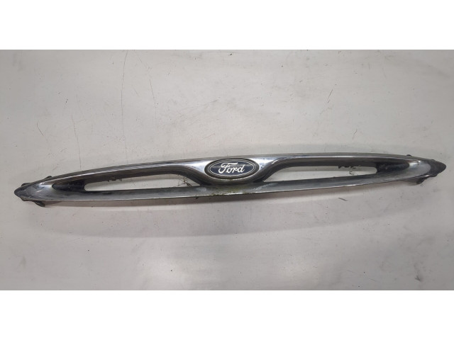 Решетка радиатора  Ford Escort 1995-2001          1.8 