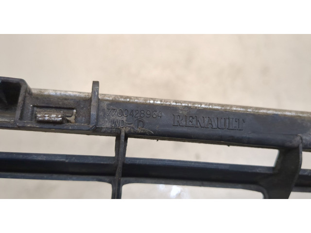 Решетка радиатора  Renault Megane 1996-2002          7700428964
