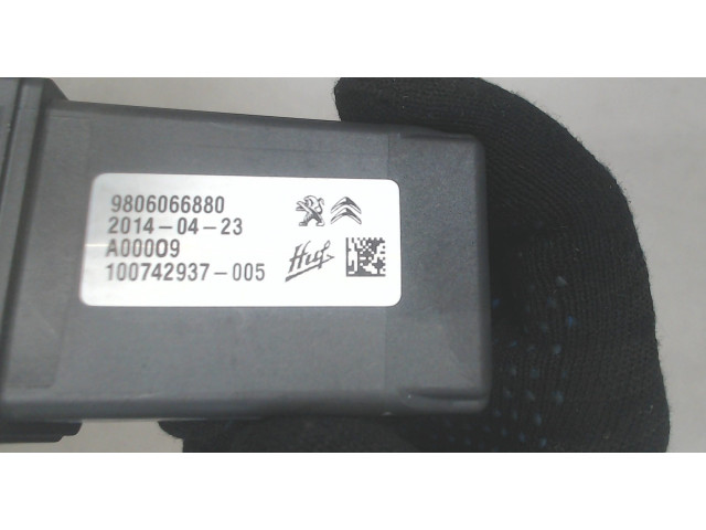 Блок предохранителей  Citroen C4 Picasso 2013-2016      9806066880     1.6