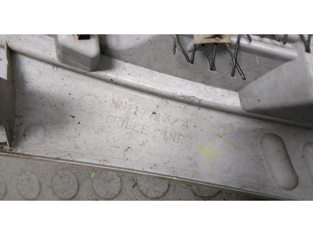 Решетка радиатора  Mitsubishi Pajero / Montero 2000-2006          MN117713