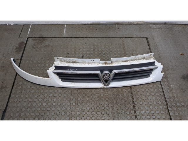 Решетка радиатора  Opel Vivaro 2001-2014          1.9 