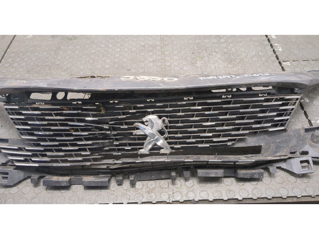 Решетка радиатора  Peugeot 5008 2020-          9836828477
