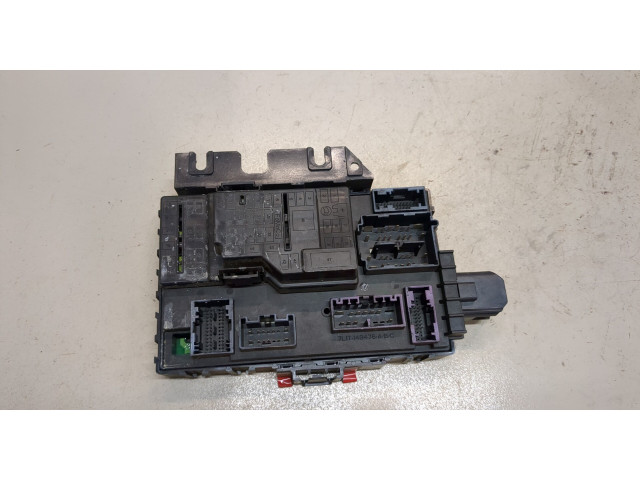 Блок предохранителей  Ford Escape 2007-2012      8L8T15604BJ   