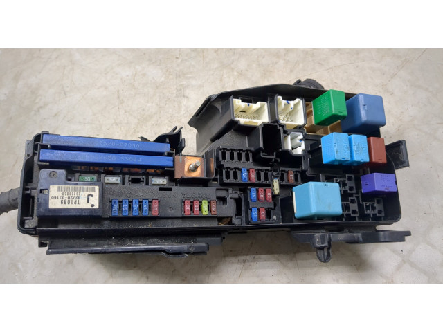 Блок реле  Toyota Camry V40 2006-2011      8272033160   