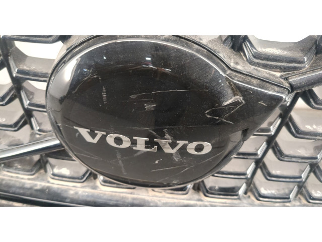 Решетка радиатора  Volvo XC40          
