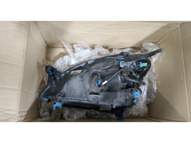 Фара передняя  Honda CR-V 2002-2006 правая 