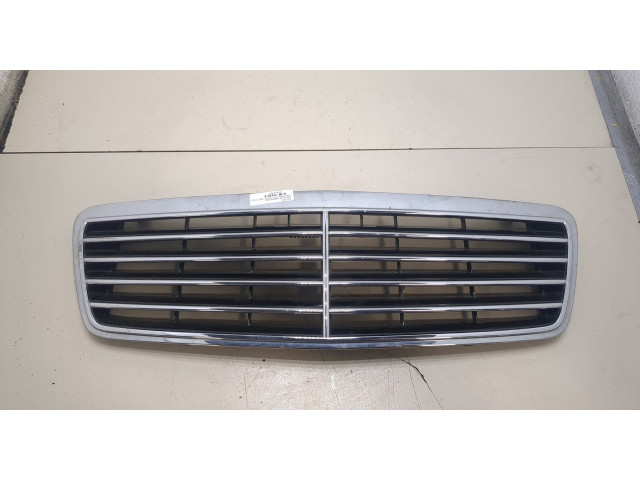 Решетка радиатора  Mercedes CLK W208 1997-2002          