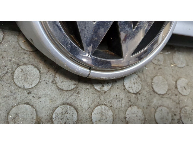Решетка радиатора  Volkswagen Golf 5 2003-2009            1K0853651A