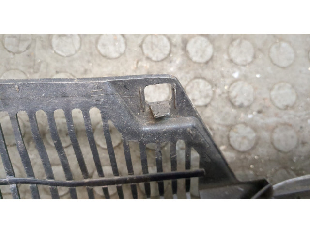 Решетка радиатора  Volkswagen Golf 5 2003-2009            1K0853651A