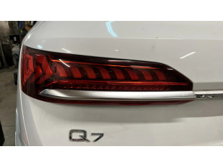 Задний фонарь левый 4M0945093    Audi Q7 4M   2015- года