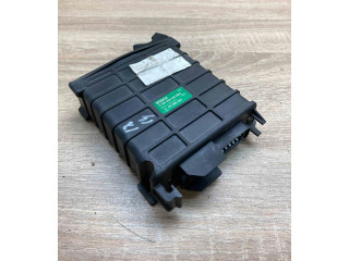 Řídící jednotka 0280800104, 811906264   Audi 80 90 B3 1986