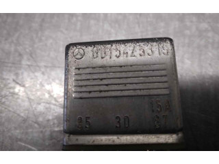   Pojistková skříňka 0015425319   Mercedes-Benz E W124 1990