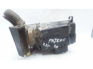   Pojistková skříňka 8638A009, G8C218M2A   Mitsubishi Pajero 2008