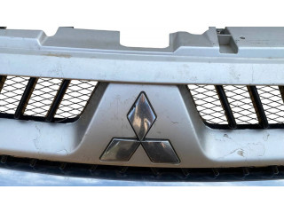 Передняя решётка Mitsubishi Pajero 2003-2006 года MN117713      