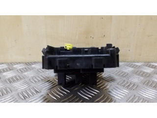 Блок предохранителей 8273005020   Toyota Avensis T220    