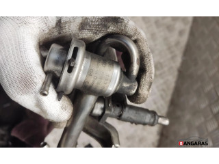Vstřikovací lišta 058133681   Volkswagen PASSAT B5.5     