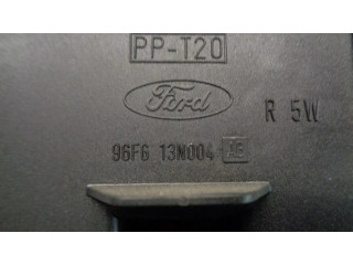 Задний фонарь  96FG13N004AB, 5PUERTAS    Ford Fiesta   2000-2001 года