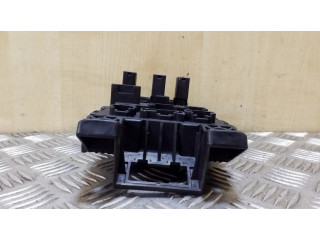 Блок предохранителей 8273005020   Toyota Avensis T220    