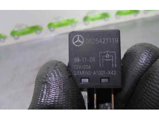   Pojistková skříňka 0025421119   Mercedes-Benz E W124 1990