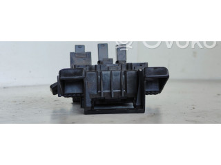 Блок предохранителей 8273005020   Toyota Avensis T220    