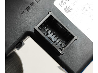 Блок управления центрального замка 110024100J    Tesla Model Y