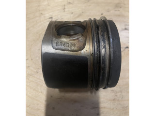 Píst 11257803033, 7803033   BMW 1 F20 F21  pro naftový motor 2.0  