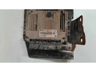 Блок управления двигателя 55566279   Opel Zafira B