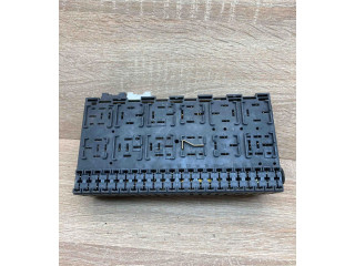 Блок предохранителей 357937039   Volkswagen Transporter - Caravelle T4    