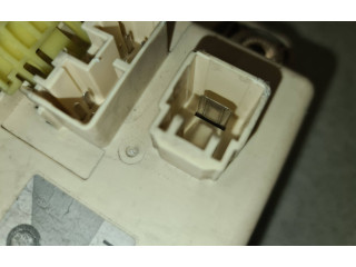   Pojistková skříňka 8273360032   Toyota Land Cruiser (J100) 2001