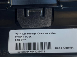 Верхняя решётка Volvo C40 2021- года 32337602, 40013569      