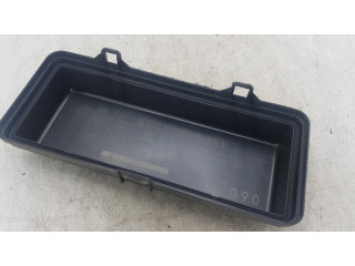 Крышка блока предохранителей 8267228090   Toyota Previa (XR30, XR40) II    
