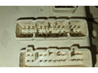   Pojistková skříňka 8273360032   Toyota Land Cruiser (J100) 2001