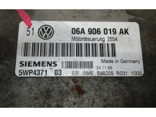 Блок управления двигателя 06A906019AK   Volkswagen Golf SportWagen