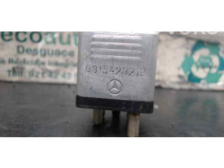   Pojistková skříňka 0015420219, 4RD00412200   Mercedes-Benz E W124 1988