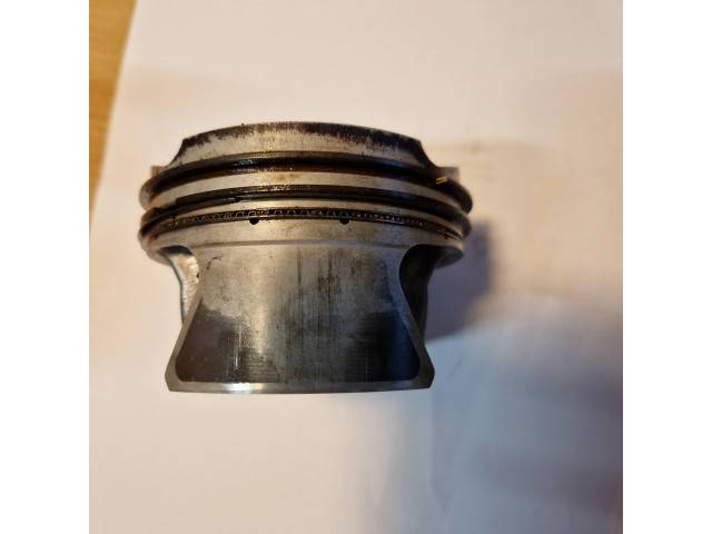 Píst 8637807   BMW 3 F30 F35 F31  pro benzínový motor 3.0 b58d30 b58d30