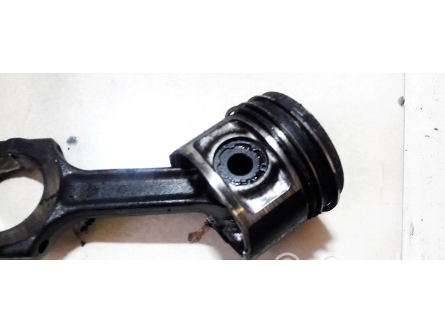 Píst    Alfa Romeo 156  pro naftový motor 2.4  