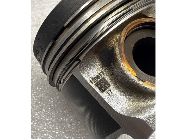  Поршень  11258584899, 8584899  BMW 5 G30 G31  