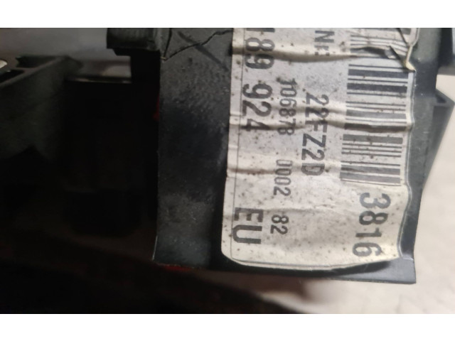 Блок предохранителей 13189924, 22FZ2D   Opel Signum    