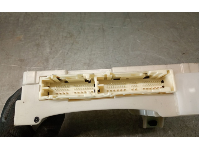 Pojistková skříňka Řídící jednotka BSM 8273052K40   Toyota Yaris 2020