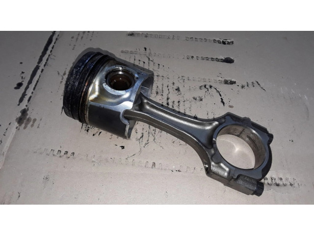 Píst 82L73, M081   Toyota Avensis T220  pro naftový motor 2.0  