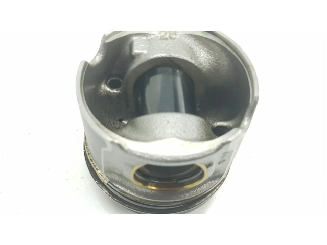 Píst 11258580515   BMW 5 F10 F11   2.0  