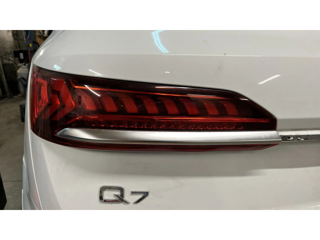 Задний фонарь  4M0945094, 4M0945093    Audi Q7 4M   2015- года